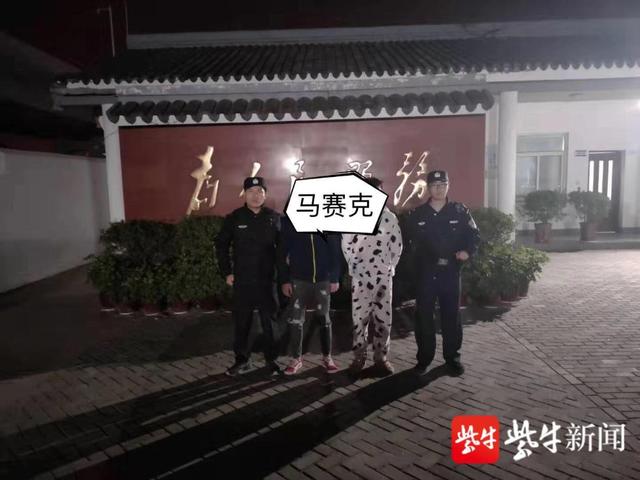 「环球网」小偷被小区保安“缠”住了，果断报警求助