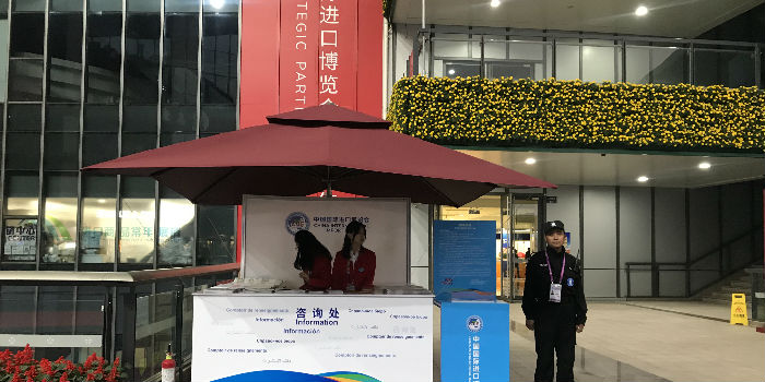 经济观察报■直击进博会 | 紫色挂绳的服务者们