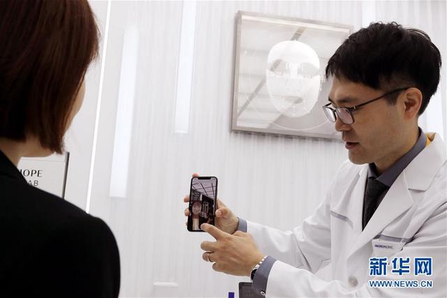 「新华网」进博会上体验“又美又智能”