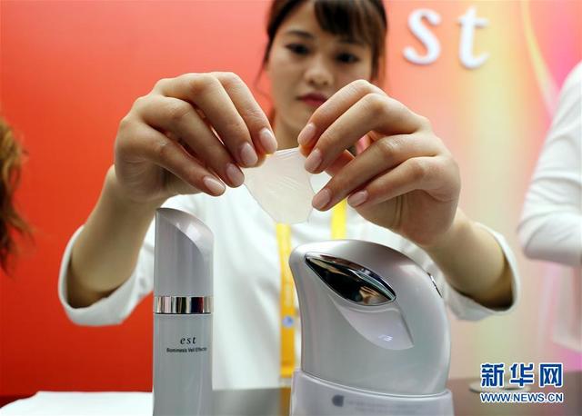 「新华网」进博会上体验“又美又智能”