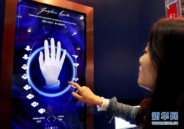 「新华网」进博会上体验“又美又智能”