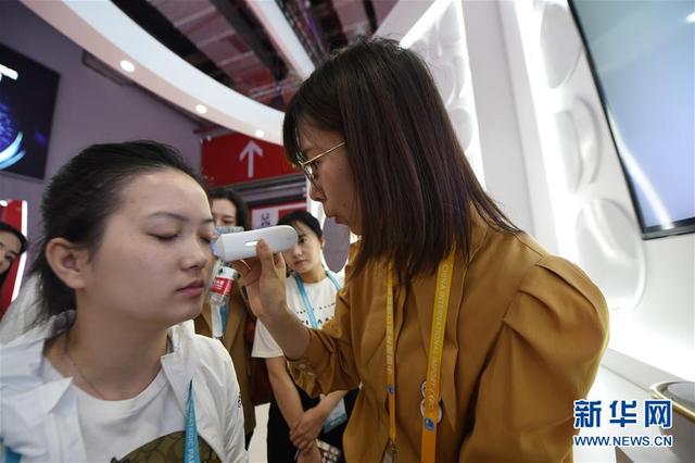 「新华网」进博会上体验“又美又智能”