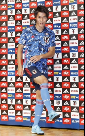「海外网」日本国家足球队发布最新款队服 韩媒反应激烈：像军服！