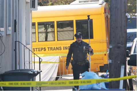 「海外网」美83岁华裔家门口遭校车先撞后碾致死 家人悲痛目睹全过程