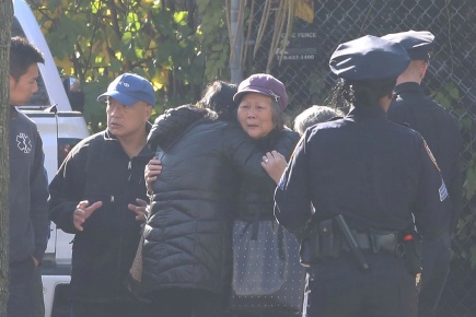 「海外网」美83岁华裔家门口遭校车先撞后碾致死 家人悲痛目睹全过程