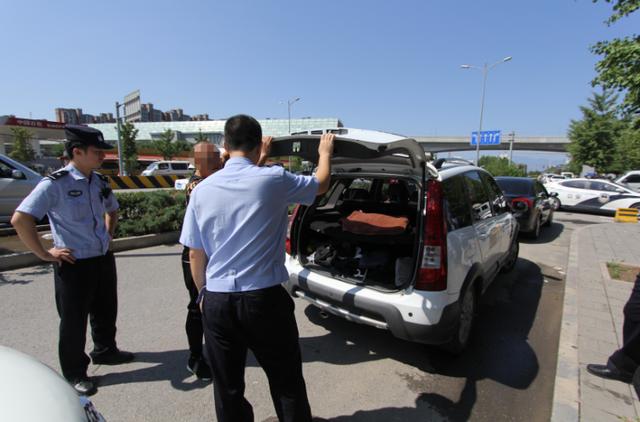 [北京日报客户端]“黑车”在北京机场火车站营运，今起罚款5万