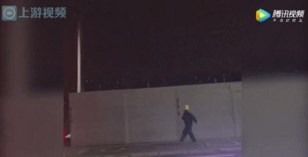 「光明网」蹦跶着下班的大叔火了