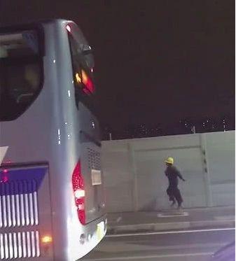 「光明网」蹦跶着下班的大叔火了