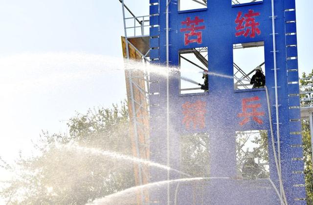 [新京报]校园消防课 女生试穿消防员服 同学惊呼“太帅了”