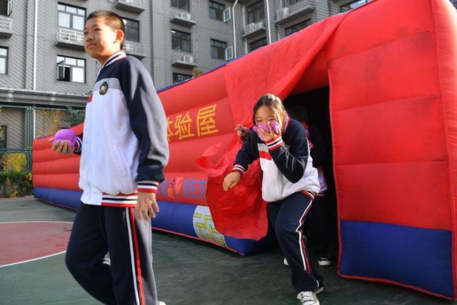 [新京报]校园消防课 女生试穿消防员服 同学惊呼“太帅了”