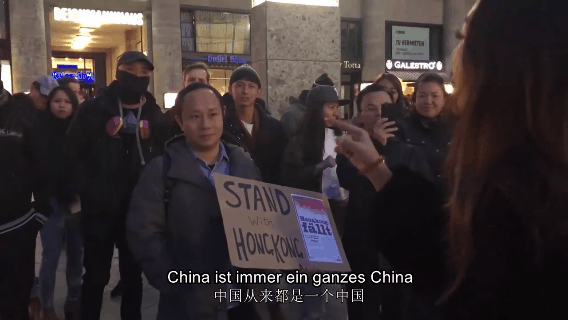 [中国经济网]“一群巨婴！”内地姑娘流利切换3种语言，正气回怼港独示威者