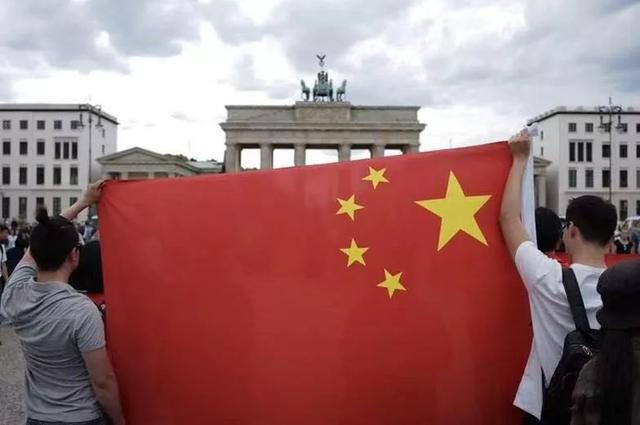 [中国经济网]“一群巨婴！”内地姑娘流利切换3种语言，正气回怼港独示威者