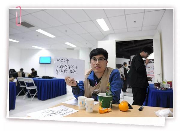 【光明网】谁敢跟程序员比发际线？记者：我啊