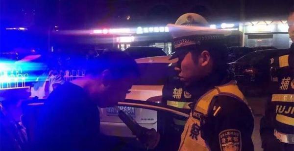 「光明网」面对交警夜查，男子自导自演了一场高难度“动作片”