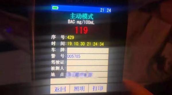 「光明网」面对交警夜查，男子自导自演了一场高难度“动作片”