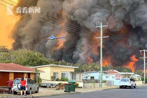 #光明网#澳洲森林大火把天烧成橙色 消防员勇闯火海探查