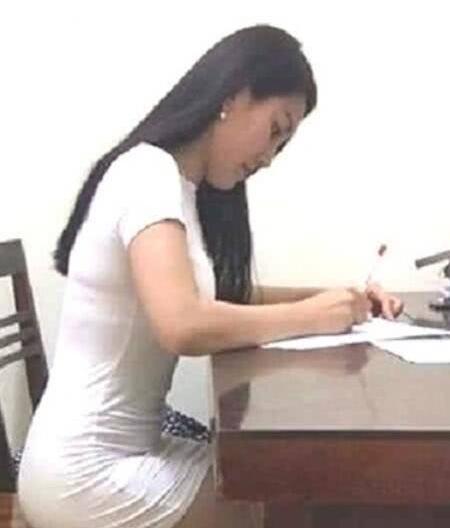 【光明网】漂亮的未婚妈妈偷金戒指被捕引热议，朋友透露其追求者多喜欢炫耀