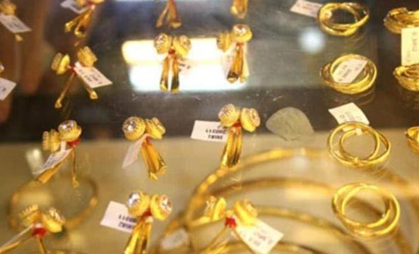 【光明网】漂亮的未婚妈妈偷金戒指被捕引热议，朋友透露其追求者多喜欢炫耀