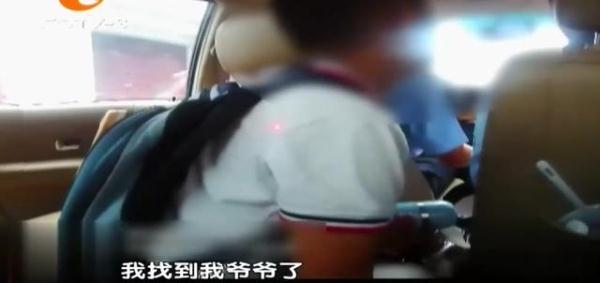 [光明网]爷爷“观战”麻将忘接孩子，民警帮忙送回，小孩：我看见我爷爷了
