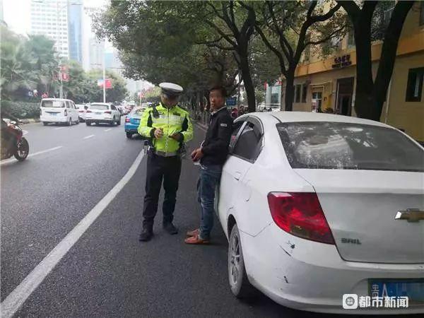 [环球网]光天化日违停睡大觉 被交警唤醒竟称：没睡，在上厕所