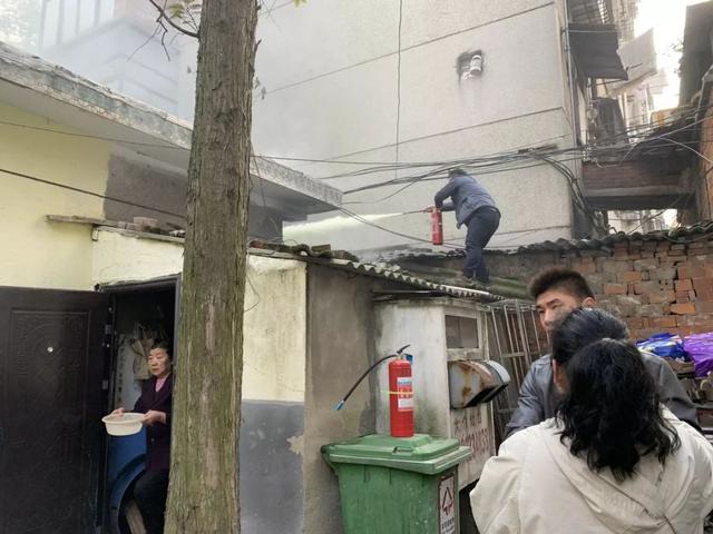 中国军网■“我是退伍军人！”说完，他冲进火场……