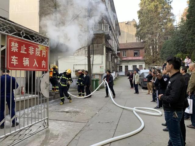 中国军网■“我是退伍军人！”说完，他冲进火场……