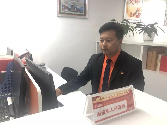 中国军网■“我是退伍军人！”说完，他冲进火场……