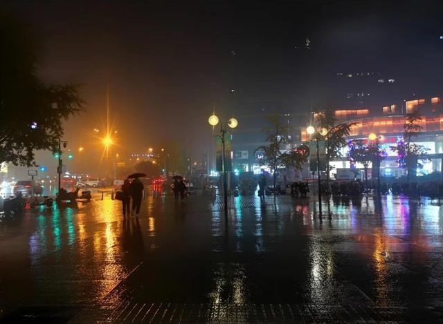北京日报客户端：一场夜雨添寒意，京城今日白天北风劲吹，注意防风保暖