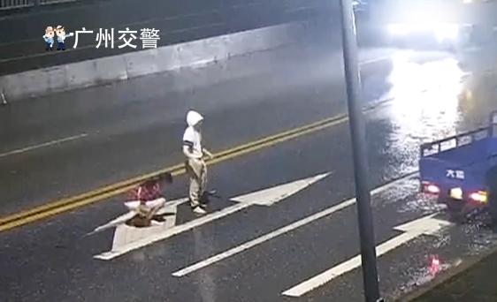 #中国经济网#情侣深夜在马路中央争吵，女生被撞身亡，交警提醒：马路不是“争执”的场所