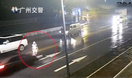 #中国经济网#情侣深夜在马路中央争吵，女生被撞身亡，交警提醒：马路不是“争执”的场所