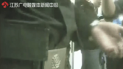 【光明网】男子高铁上抽烟，竟还当着民警面再来一根！结局引起舒适