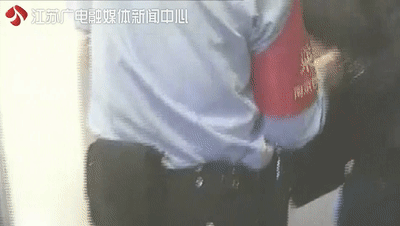 【光明网】男子高铁上抽烟，竟还当着民警面再来一根！结局引起舒适