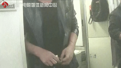 【光明网】男子高铁上抽烟，竟还当着民警面再来一根！结局引起舒适