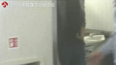 【光明网】男子高铁上抽烟，竟还当着民警面再来一根！结局引起舒适