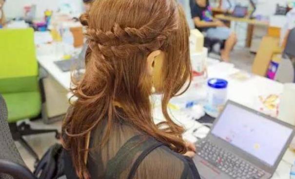 光明网■日本男子扮女生穿高跟鞋上街无人识破，他则感叹女生不容易