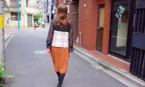 光明网■日本男子扮女生穿高跟鞋上街无人识破，他则感叹女生不容易