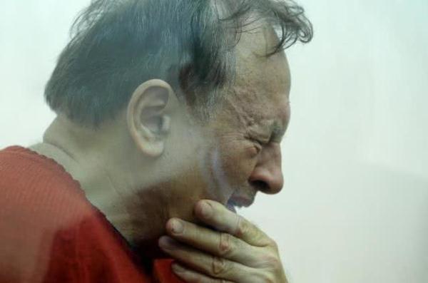 光明网■看到监控中被自己弃尸女学生，俄教授情绪崩溃、当庭哭泣