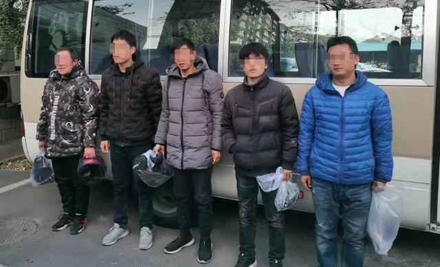 北京日报客户端：摩托车套假牌，昌平交警一上午抓了5人！全是外卖送餐员