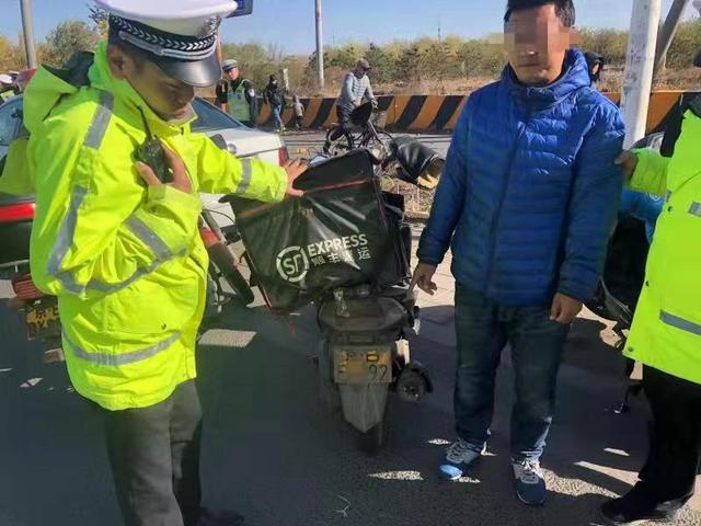 北京日报客户端：摩托车套假牌，昌平交警一上午抓了5人！全是外卖送餐员