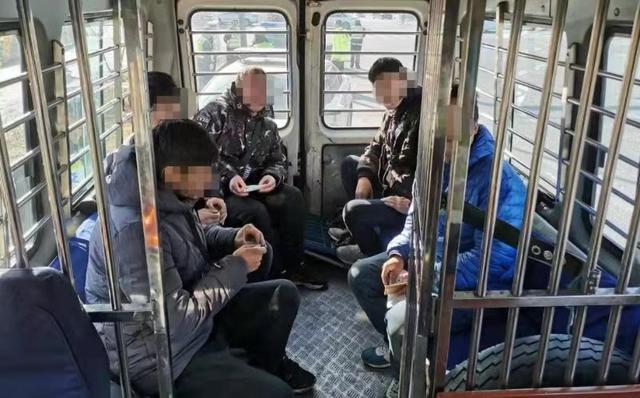 北京日报客户端：摩托车套假牌，昌平交警一上午抓了5人！全是外卖送餐员