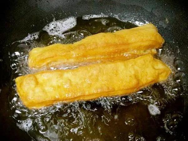 环球网：这个卖油条的老板摊上事了！他竟然加这个…
