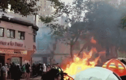 「环球网」智利骚乱继续蔓延，示威者火烧宾馆酒店、攻击阿根廷使馆