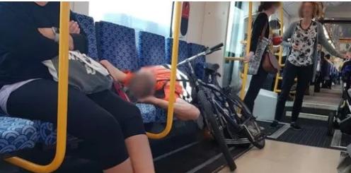 [中国青年网]英国火车现霸座男 一人躺四座位不让座