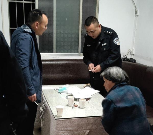[光明网]老人外出迷路坐路边 民警连夜送其回家