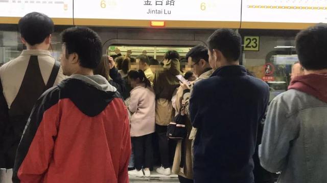 「北京日报客户端」不爽6号线车厢太挤，他把别人撞出车厢！被撞者：我是孕妇