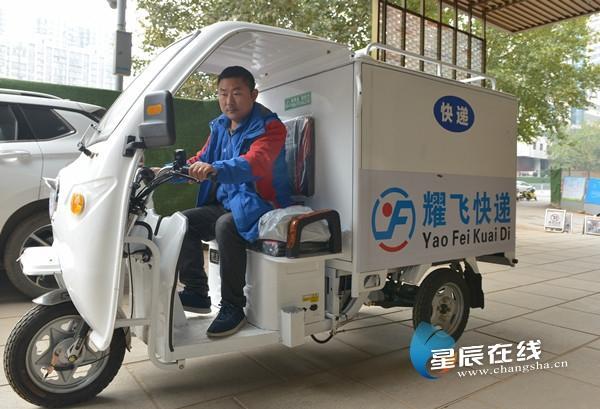 「光明网」“双十一”快递潮启幕 快递小哥已经奔跑在路上