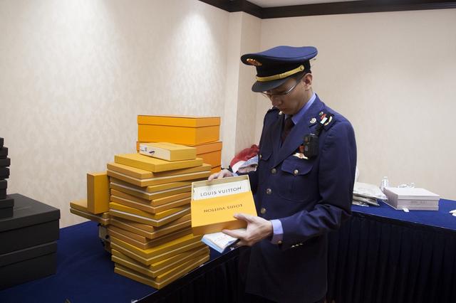 「北京日报客户端」亚洲大酒店内发现售假窝点！查获近300件假名牌