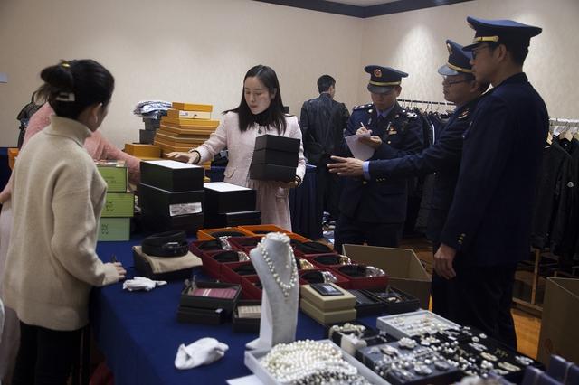 「北京日报客户端」亚洲大酒店内发现售假窝点！查获近300件假名牌