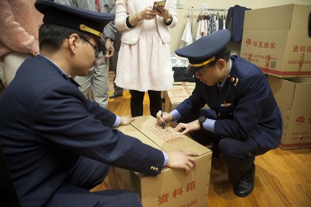 「北京日报客户端」亚洲大酒店内发现售假窝点！查获近300件假名牌