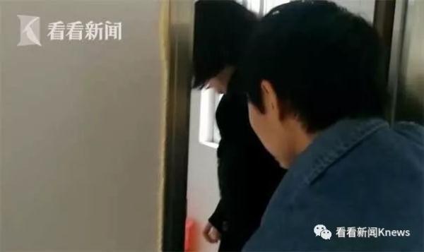 「光明网」孝顺女儿放弃保研选择重新高考 带着妈妈上大学